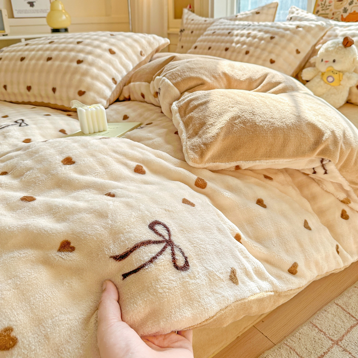 91家纺网 家纺一手货源 找家纺 N先生+V 13814689556 发大图/买家秀 2025新款260克高克重泡泡绒牛奶绒四件套 爱心结