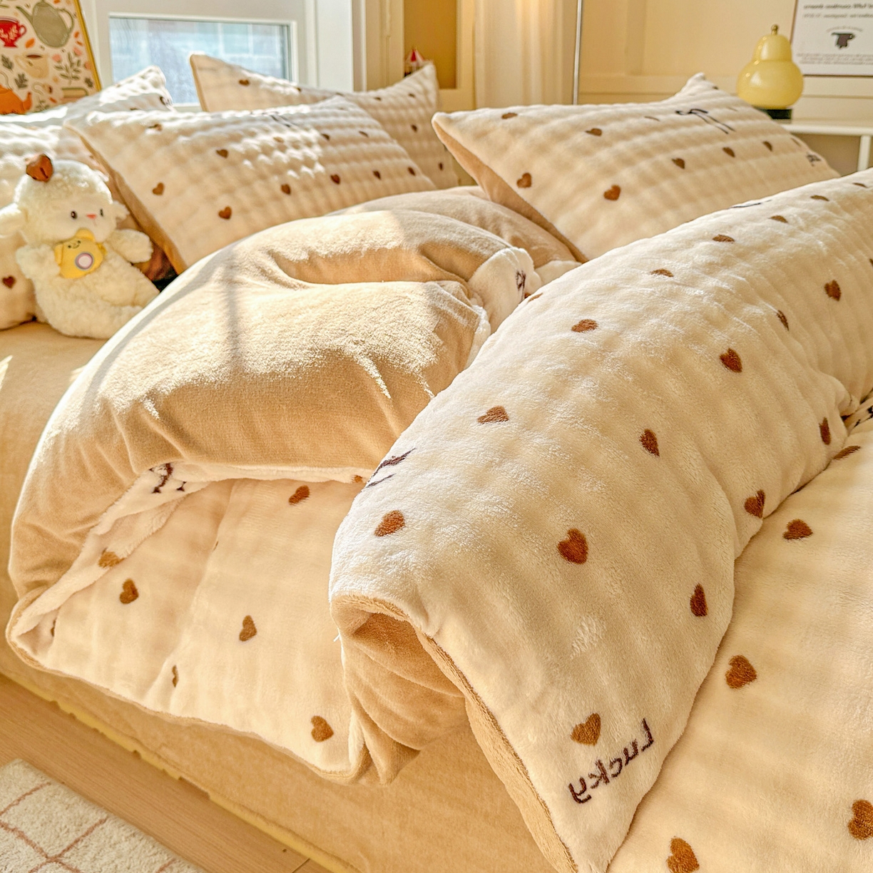 91家纺网 家纺一手货源 找家纺 N先生+V 13814689556 发大图/买家秀 2025新款260克高克重泡泡绒牛奶绒四件套 爱心结