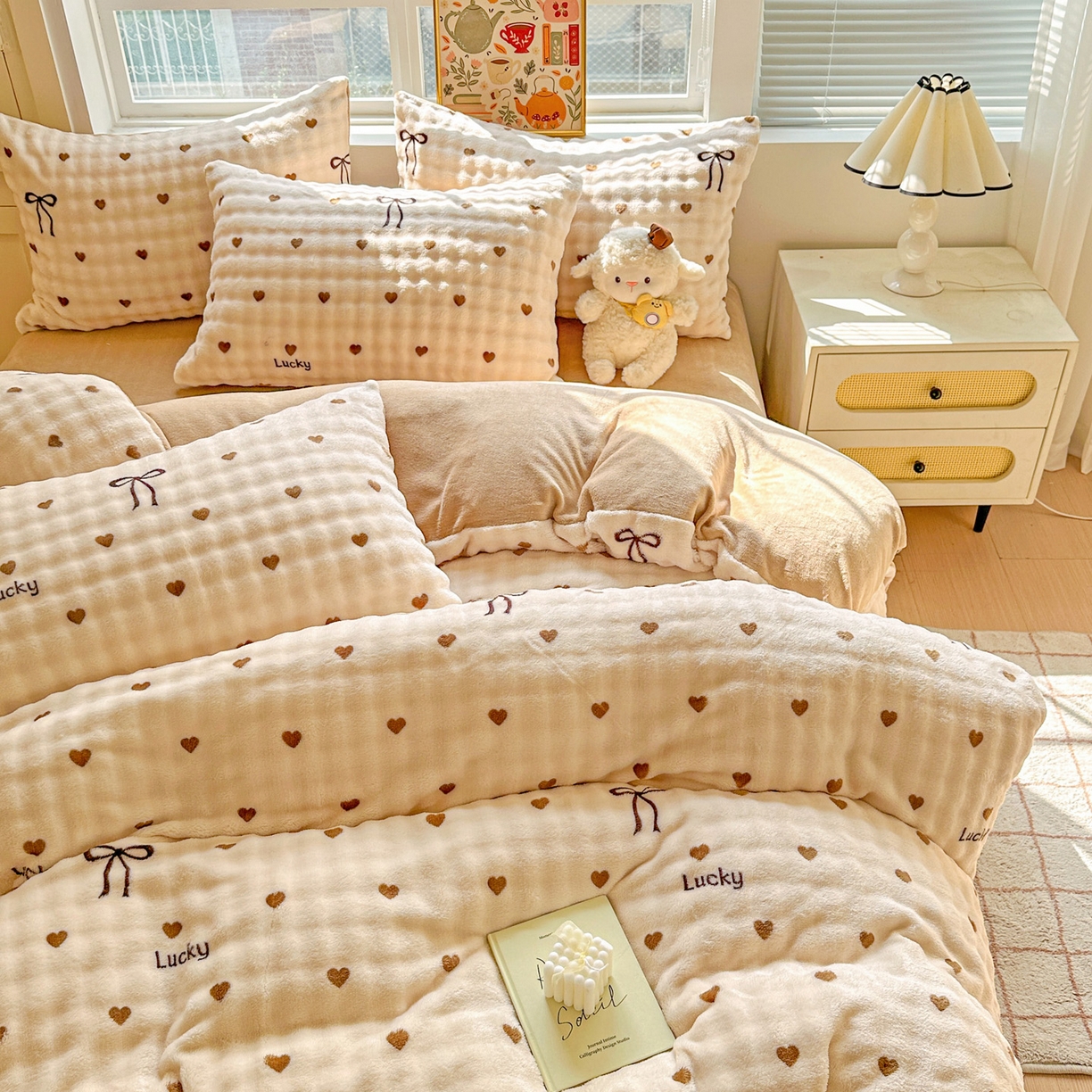 91家纺网 家纺一手货源 找家纺 N先生+V 13814689556 发大图/买家秀 2025新款260克高克重泡泡绒牛奶绒四件套 爱心结