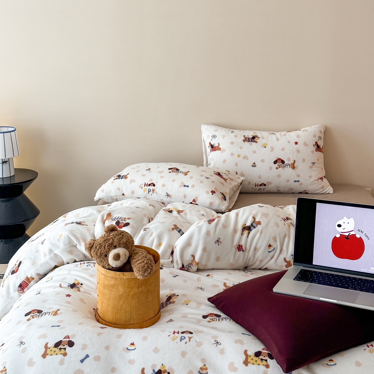 91家纺网 家纺一手货源 找家纺 时光里 2025新款230克全消光印花10色专版花型四件套 开心腊肠