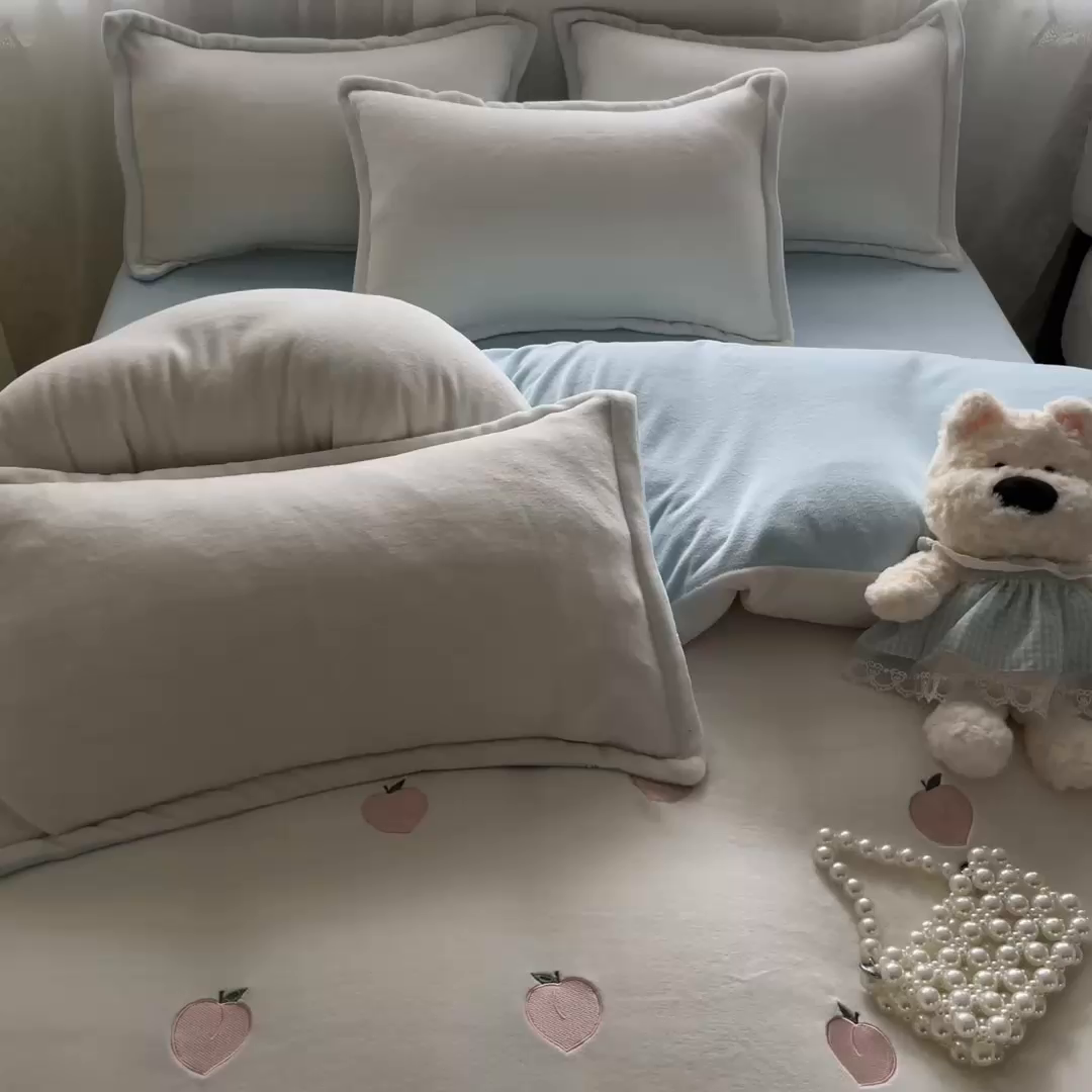 91家纺网 家纺一手货源 找家纺 伊梵居2025新款加厚贴布绣牛奶绒四件套 桃子-奶白蓝