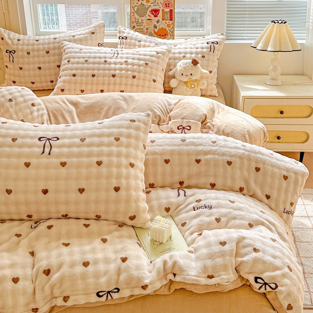 91家纺网 家纺一手货源 找家纺 N先生+V 13814689556 发大图/买家秀 2025新款260克高克重泡泡绒牛奶绒四件套 爱心结