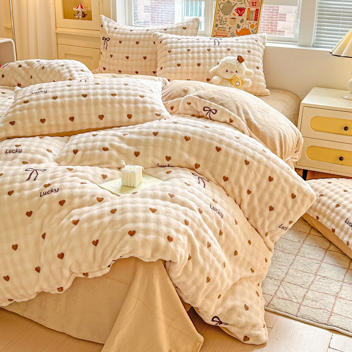 91家纺网 家纺一手货源 找家纺 N先生+V 13814689556 发大图/买家秀 2025新款260克高克重泡泡绒牛奶绒四件套 爱心结