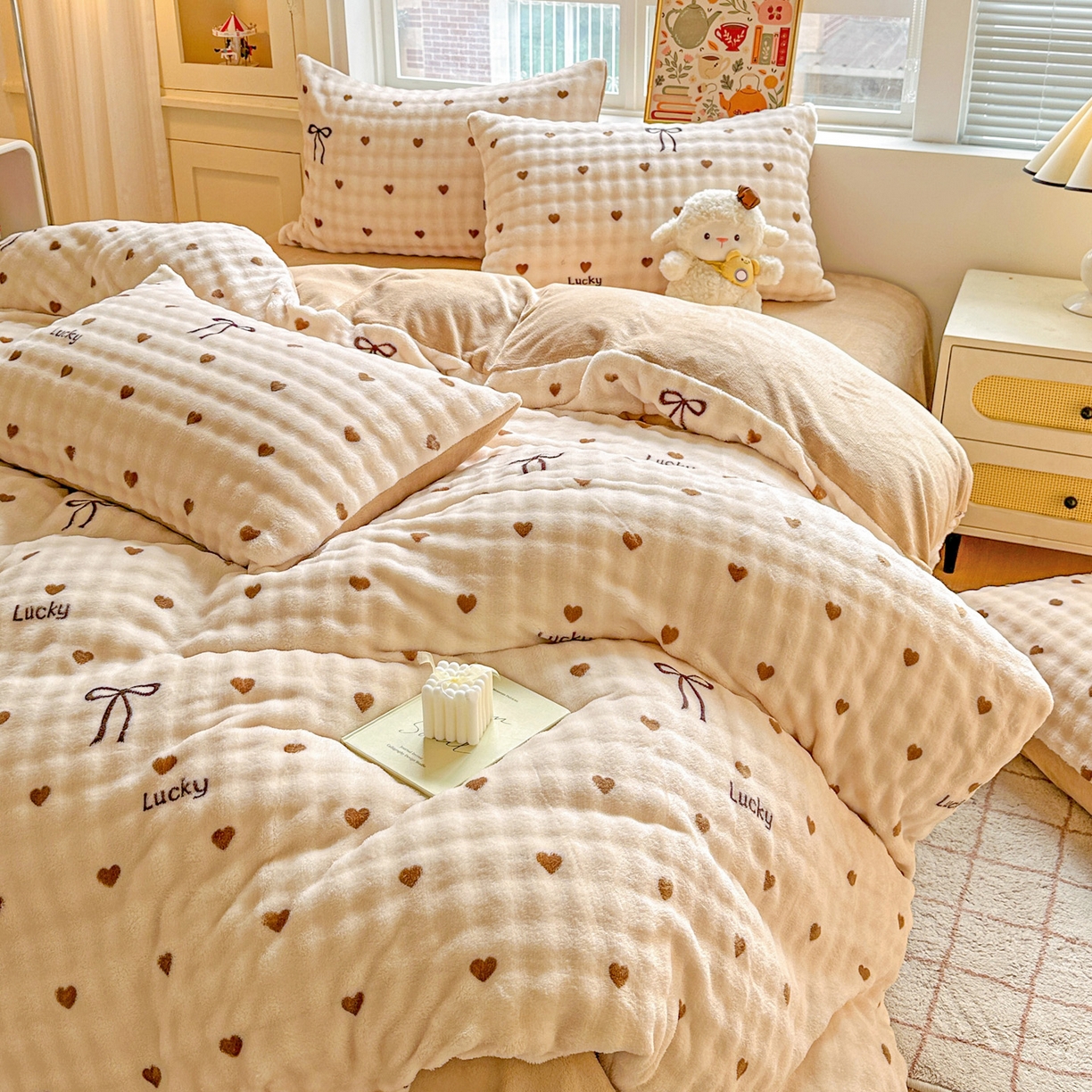 91家纺网 家纺一手货源 找家纺 N先生+V 13814689556 发大图/买家秀 2025新款260克高克重泡泡绒牛奶绒四件套 爱心结