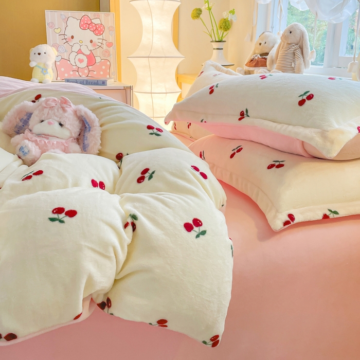 91家纺网 家纺一手货源 找家纺 仟网汇 2025新款双面牛奶绒四件套 樱桃派