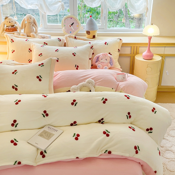 91家纺网 家纺一手货源 找家纺 仟网汇 2025新款双面牛奶绒四件套 樱桃派