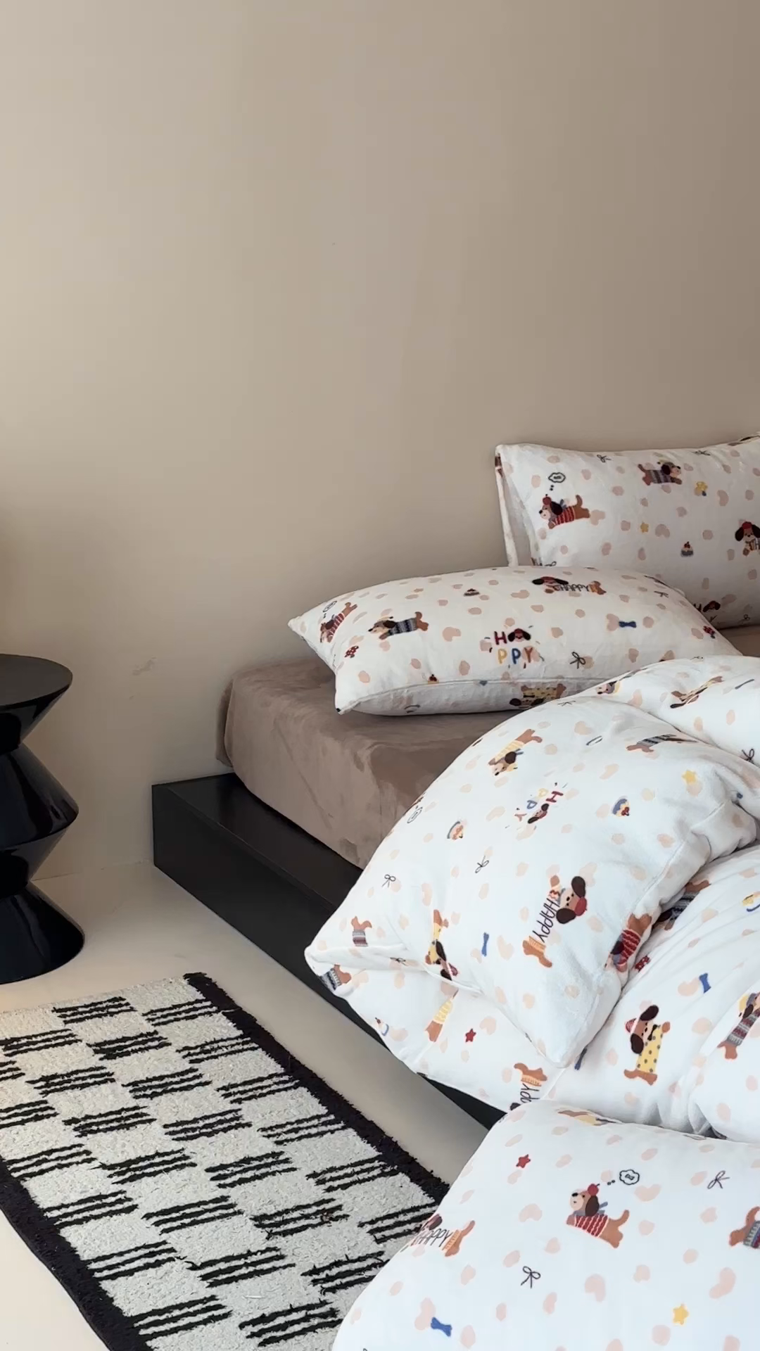 91家纺网 家纺一手货源 找家纺 时光里 2025新款230克全消光印花10色专版花型四件套 开心腊肠