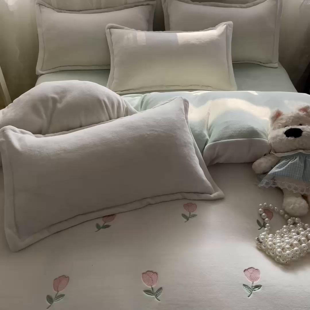 91家纺网 家纺一手货源 找家纺 伊梵居2025新款加厚贴布绣牛奶绒四件套 郁金香-奶白绿