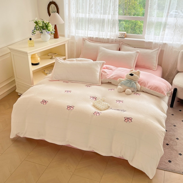 91家纺网 家纺一手货源 找家纺 伊梵居2025新款加厚贴布绣牛奶绒四件套 蝴蝶结-奶白粉