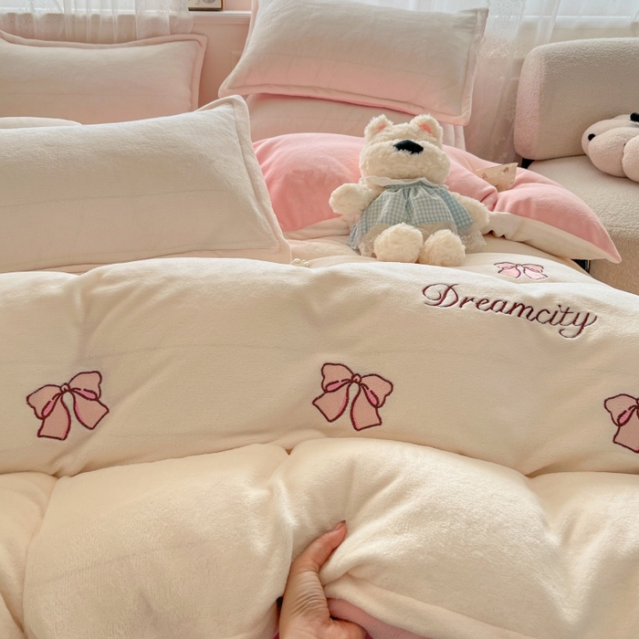 91家纺网 家纺一手货源 找家纺 伊梵居2025新款加厚贴布绣牛奶绒四件套 蝴蝶结-奶白粉