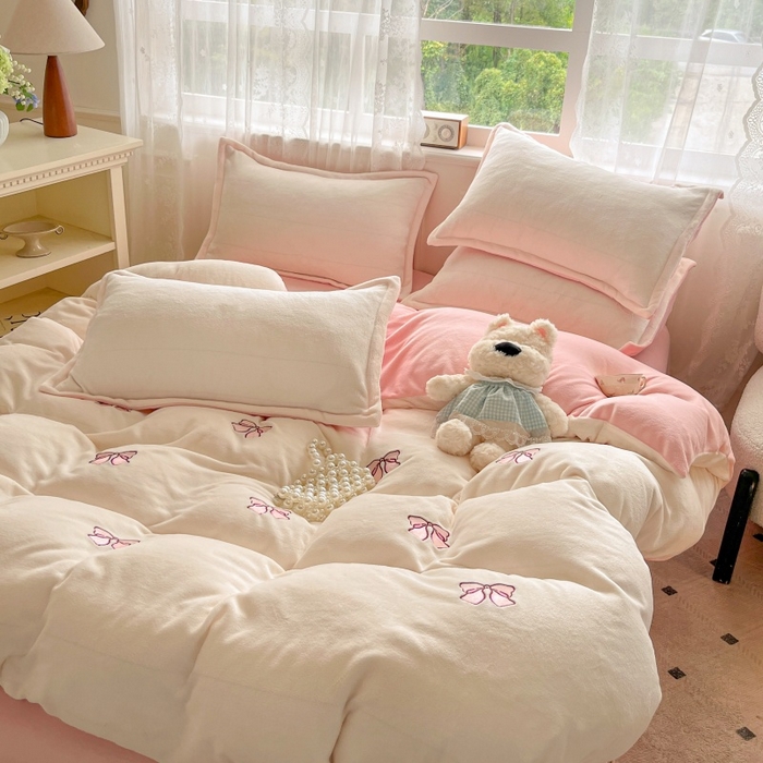 91家纺网 家纺一手货源 找家纺 伊梵居2025新款加厚贴布绣牛奶绒四件套 蝴蝶结-奶白粉