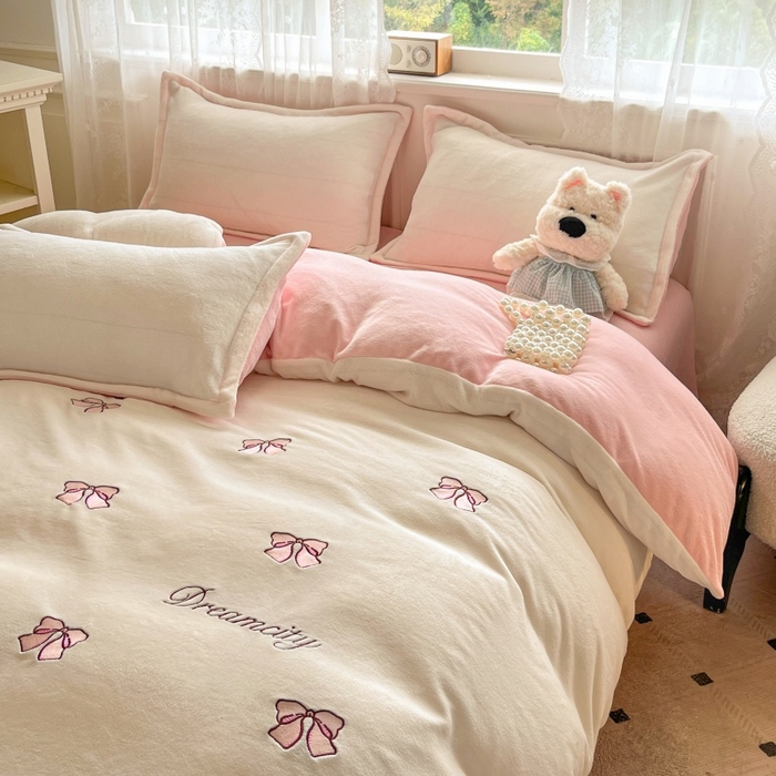 91家纺网 家纺一手货源 找家纺 伊梵居2025新款加厚贴布绣牛奶绒四件套 蝴蝶结-奶白粉