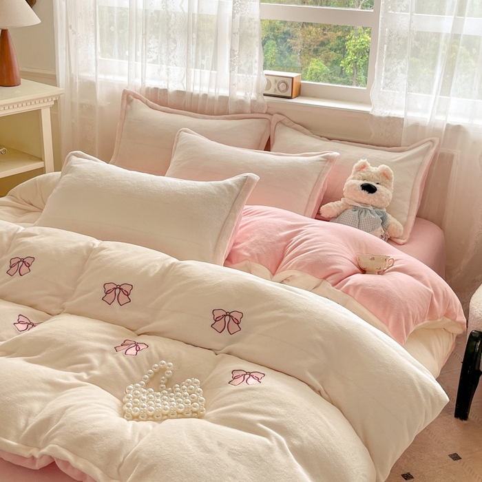 91家纺网 家纺一手货源 找家纺 伊梵居2025新款加厚贴布绣牛奶绒四件套 蝴蝶结-奶白粉