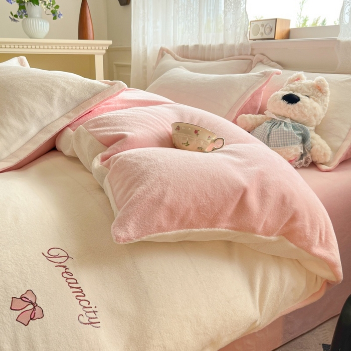 91家纺网 家纺一手货源 找家纺 伊梵居2025新款加厚贴布绣牛奶绒四件套 蝴蝶结-奶白粉