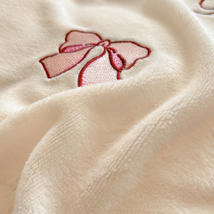 91家纺网 家纺一手货源 找家纺 伊梵居2025新款加厚贴布绣牛奶绒四件套 蝴蝶结-奶白粉