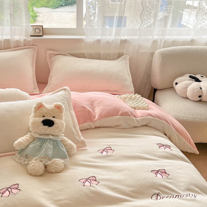 91家纺网 家纺一手货源 找家纺 伊梵居2025新款加厚贴布绣牛奶绒四件套 蝴蝶结-奶白粉
