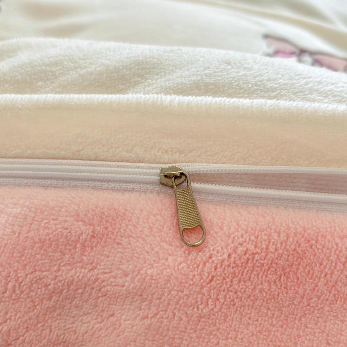 91家纺网 家纺一手货源 找家纺 伊梵居2025新款加厚贴布绣牛奶绒四件套 蝴蝶结-奶白粉