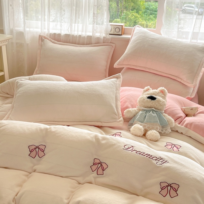 91家纺网 家纺一手货源 找家纺 伊梵居2025新款加厚贴布绣牛奶绒四件套 蝴蝶结-奶白粉