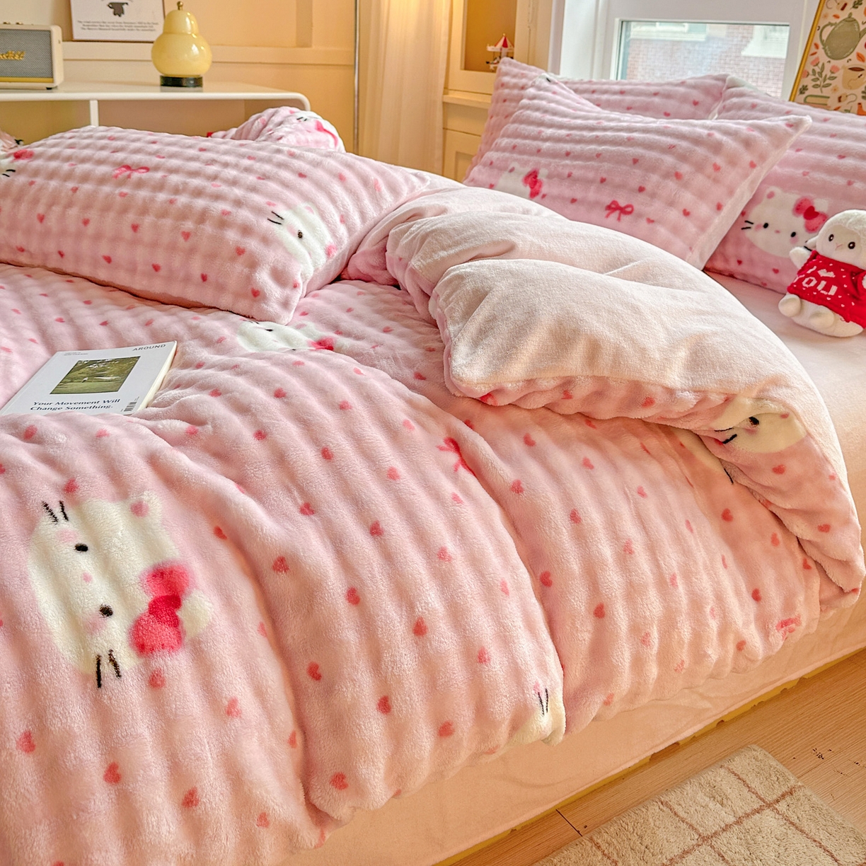 91家纺网 家纺一手货源 找家纺 N先生+V 13814689556 发大图/买家秀 2025新款260克高克重泡泡绒牛奶绒四件套 爱心猫咪