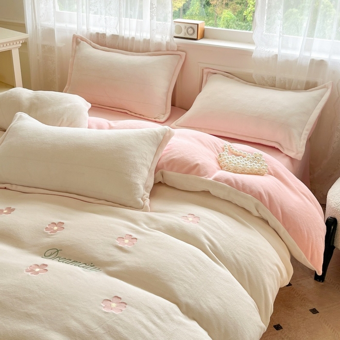 91家纺网 家纺一手货源 找家纺 伊梵居2025新款加厚贴布绣牛奶绒四件套 花朵-奶白粉