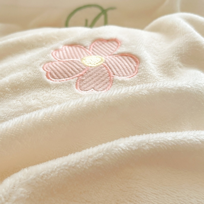 91家纺网 家纺一手货源 找家纺 伊梵居2025新款加厚贴布绣牛奶绒四件套 花朵-奶白粉