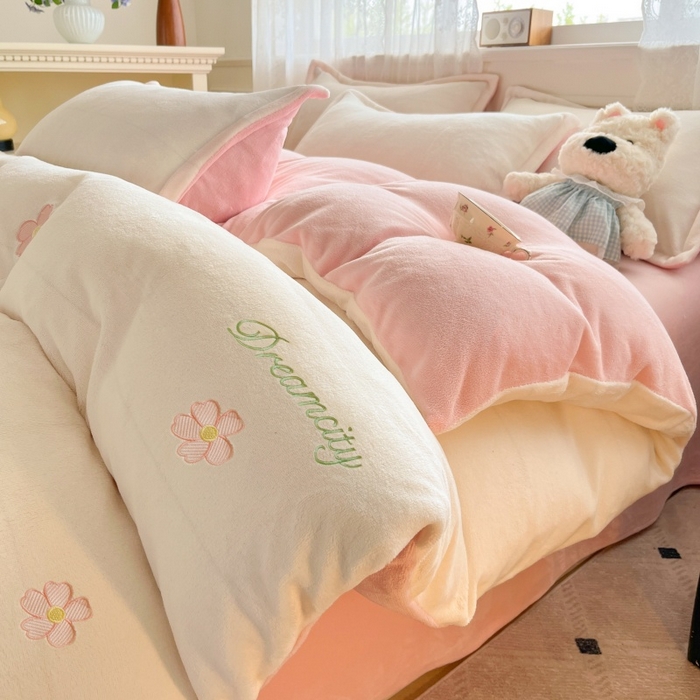 伊梵居2025新款加厚贴布绣牛奶绒四件套 花朵-奶白粉