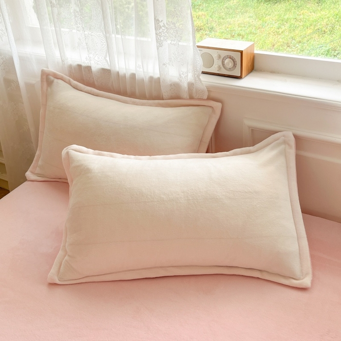 91家纺网 家纺一手货源 找家纺 伊梵居2025新款加厚贴布绣牛奶绒四件套 花朵-奶白粉