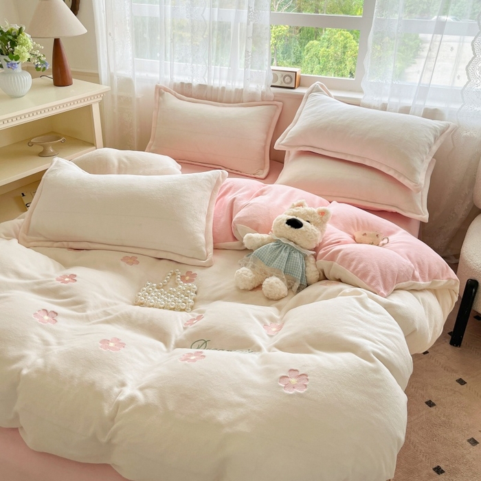 91家纺网 家纺一手货源 找家纺 伊梵居2025新款加厚贴布绣牛奶绒四件套 花朵-奶白粉