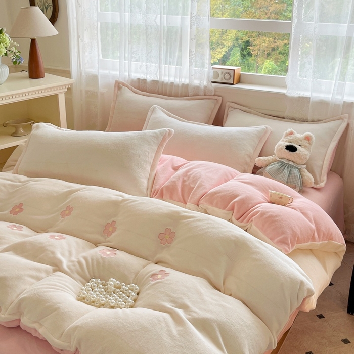 91家纺网 家纺一手货源 找家纺 伊梵居2025新款加厚贴布绣牛奶绒四件套 花朵-奶白粉