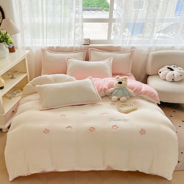 91家纺网 家纺一手货源 找家纺 伊梵居2025新款加厚贴布绣牛奶绒四件套 花朵-奶白粉