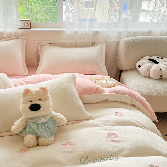 91家纺网 家纺一手货源 找家纺 伊梵居2025新款加厚贴布绣牛奶绒四件套 花朵-奶白粉