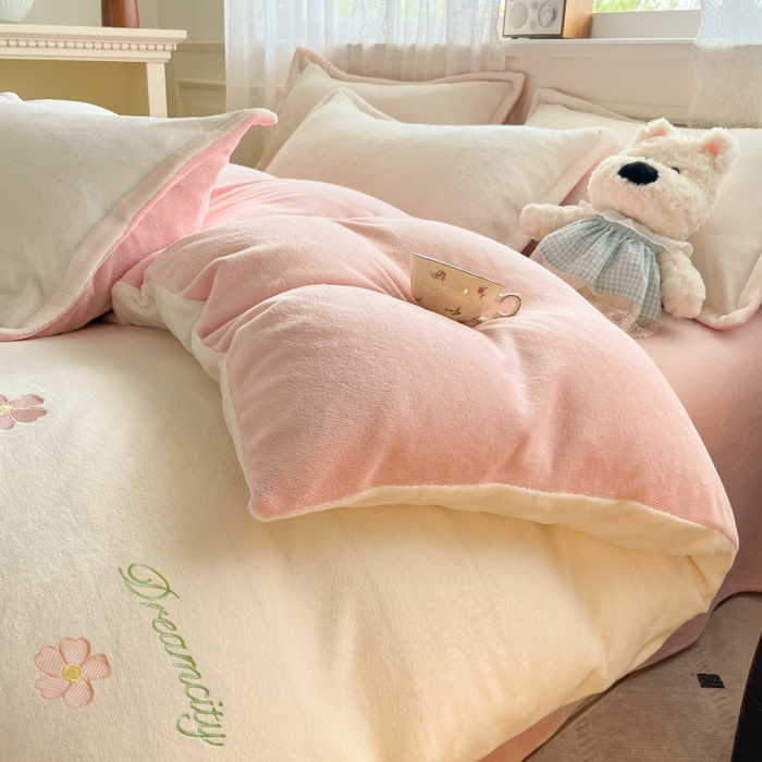 91家纺网 家纺一手货源 找家纺 伊梵居2025新款加厚贴布绣牛奶绒四件套 花朵-奶白粉