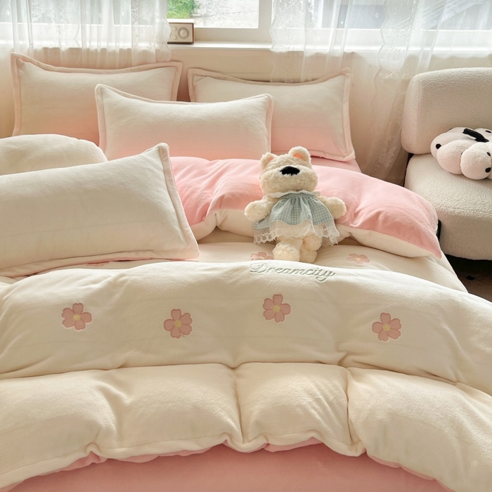 91家纺网 家纺一手货源 找家纺 伊梵居2025新款加厚贴布绣牛奶绒四件套 花朵-奶白粉