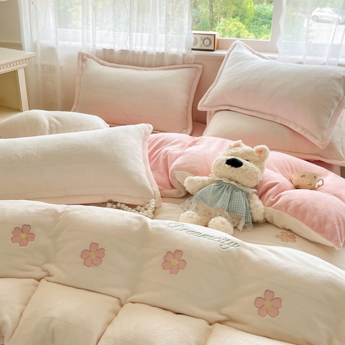 91家纺网 家纺一手货源 找家纺 伊梵居2025新款加厚贴布绣牛奶绒四件套 花朵-奶白粉