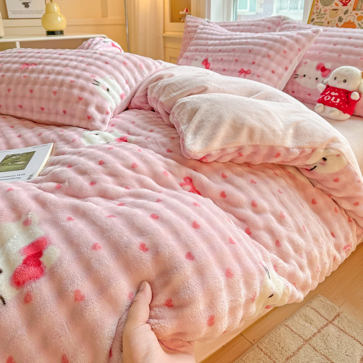 91家纺网 家纺一手货源 找家纺 N先生+V 13814689556 发大图/买家秀 2025新款260克高克重泡泡绒牛奶绒四件套 爱心猫咪