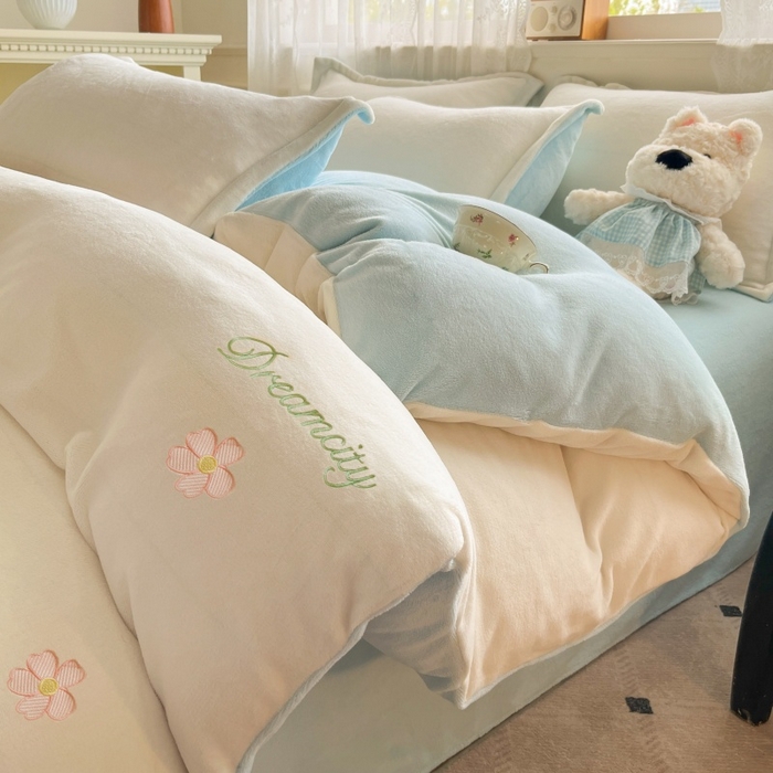 伊梵居2025新款加厚贴布绣牛奶绒四件套 花朵-奶白蓝