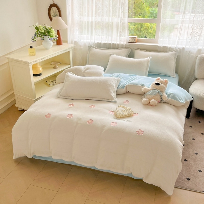 91家纺网 家纺一手货源 找家纺 伊梵居2025新款加厚贴布绣牛奶绒四件套 花朵-奶白蓝