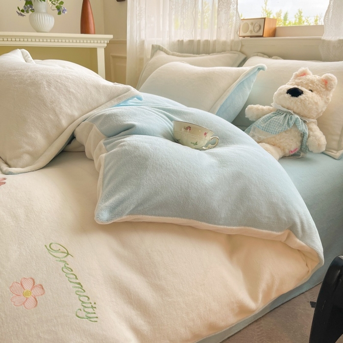 91家纺网 家纺一手货源 找家纺 伊梵居2025新款加厚贴布绣牛奶绒四件套 花朵-奶白蓝