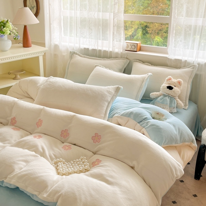 91家纺网 家纺一手货源 找家纺 伊梵居2025新款加厚贴布绣牛奶绒四件套 花朵-奶白蓝