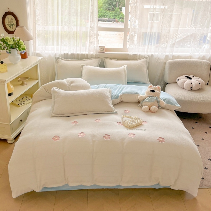 91家纺网 家纺一手货源 找家纺 伊梵居2025新款加厚贴布绣牛奶绒四件套 花朵-奶白蓝