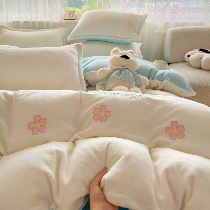 91家纺网 家纺一手货源 找家纺 伊梵居2025新款加厚贴布绣牛奶绒四件套 花朵-奶白蓝