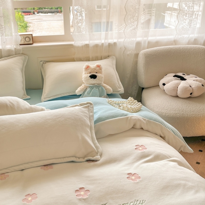 91家纺网 家纺一手货源 找家纺 伊梵居2025新款加厚贴布绣牛奶绒四件套 花朵-奶白蓝