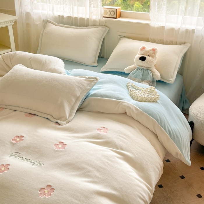 91家纺网 家纺一手货源 找家纺 伊梵居2025新款加厚贴布绣牛奶绒四件套 花朵-奶白蓝