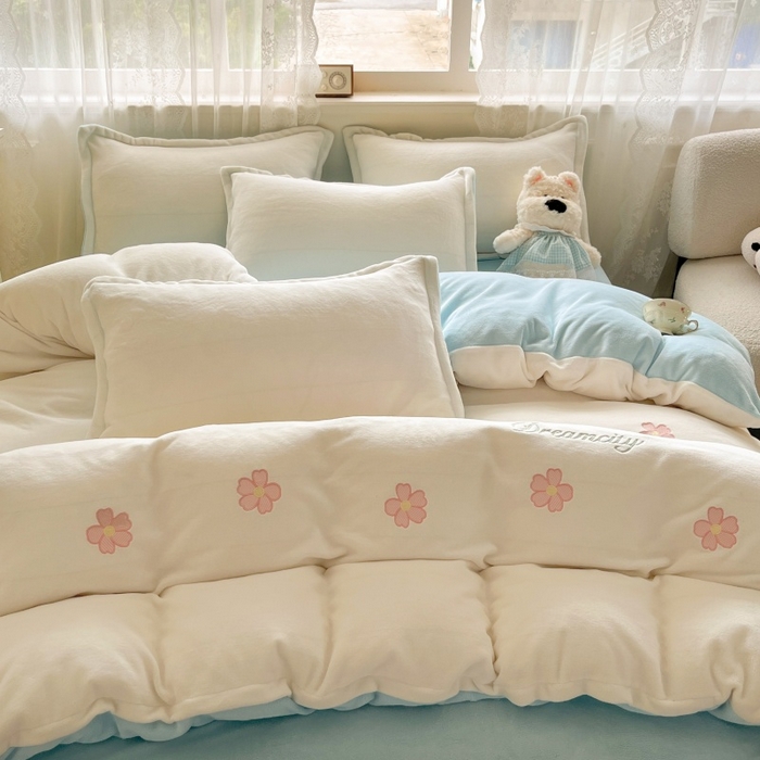 91家纺网 家纺一手货源 找家纺 伊梵居2025新款加厚贴布绣牛奶绒四件套 花朵-奶白蓝