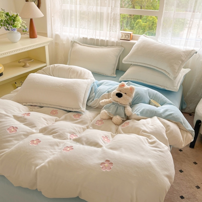 91家纺网 家纺一手货源 找家纺 伊梵居2025新款加厚贴布绣牛奶绒四件套 花朵-奶白蓝