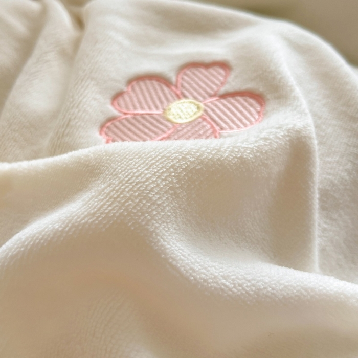 91家纺网 家纺一手货源 找家纺 伊梵居2025新款加厚贴布绣牛奶绒四件套 花朵-奶白蓝