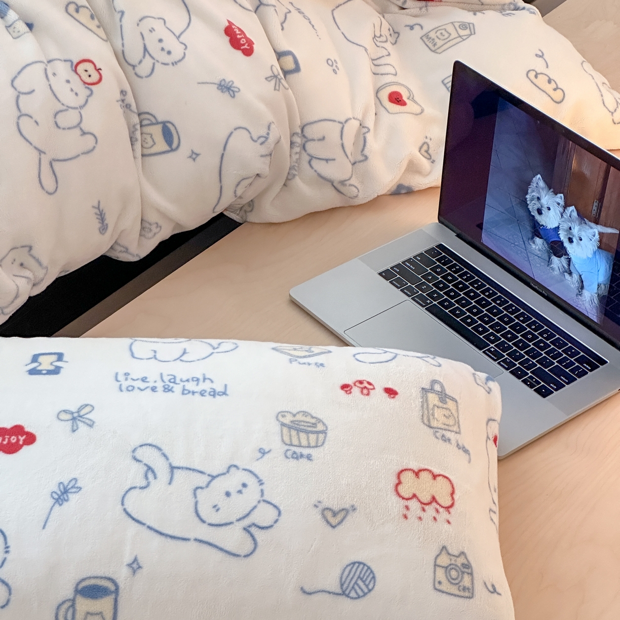 91家纺网 家纺一手货源 找家纺 时光里 2025新款230克全消光印花10色专版花型四件套 猫咪日记