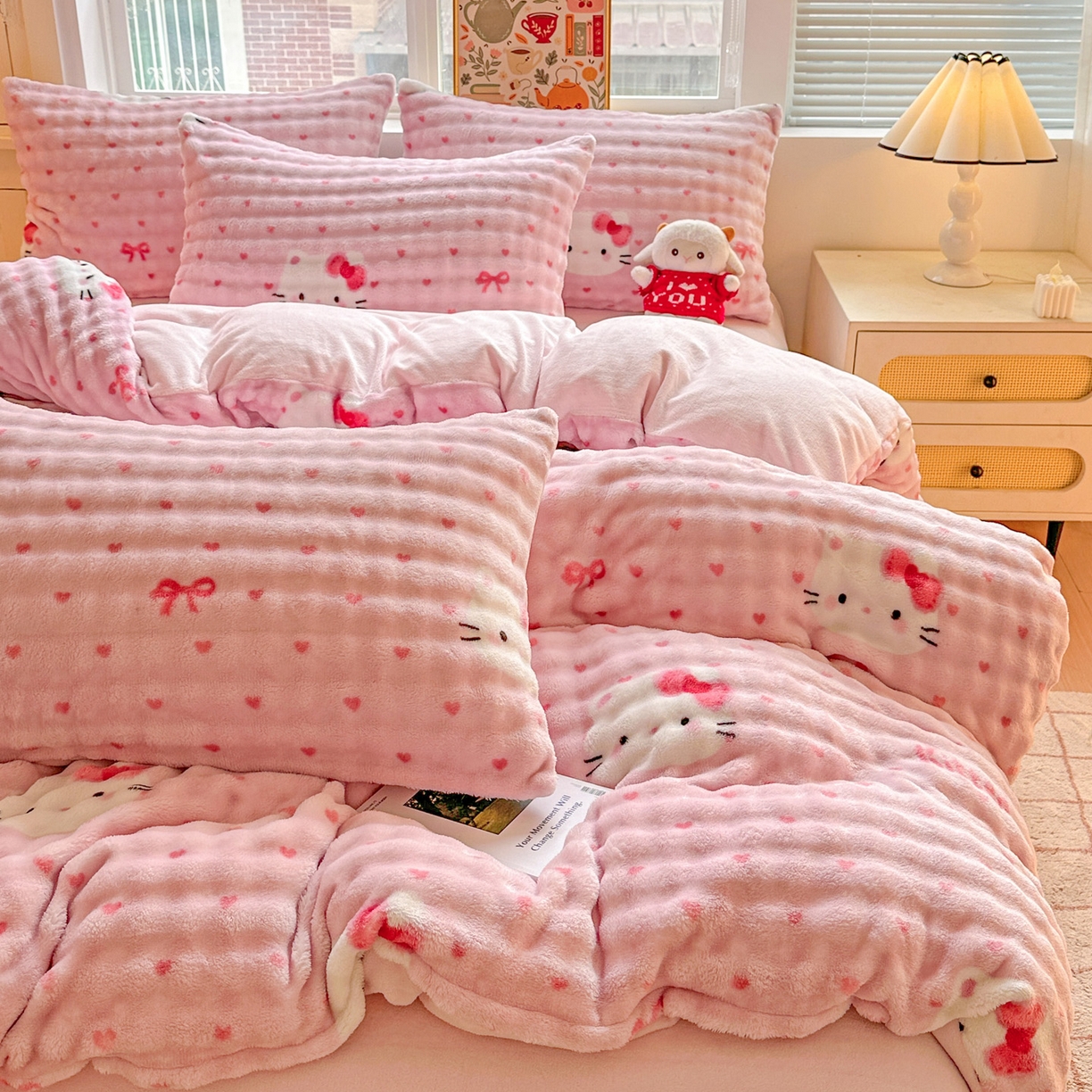 91家纺网 家纺一手货源 找家纺 N先生+V 13814689556 发大图/买家秀 2025新款260克高克重泡泡绒牛奶绒四件套 爱心猫咪