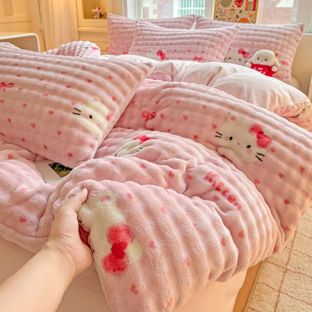 91家纺网 家纺一手货源 找家纺 N先生+V 13814689556 发大图/买家秀 2025新款260克高克重泡泡绒牛奶绒四件套 爱心猫咪