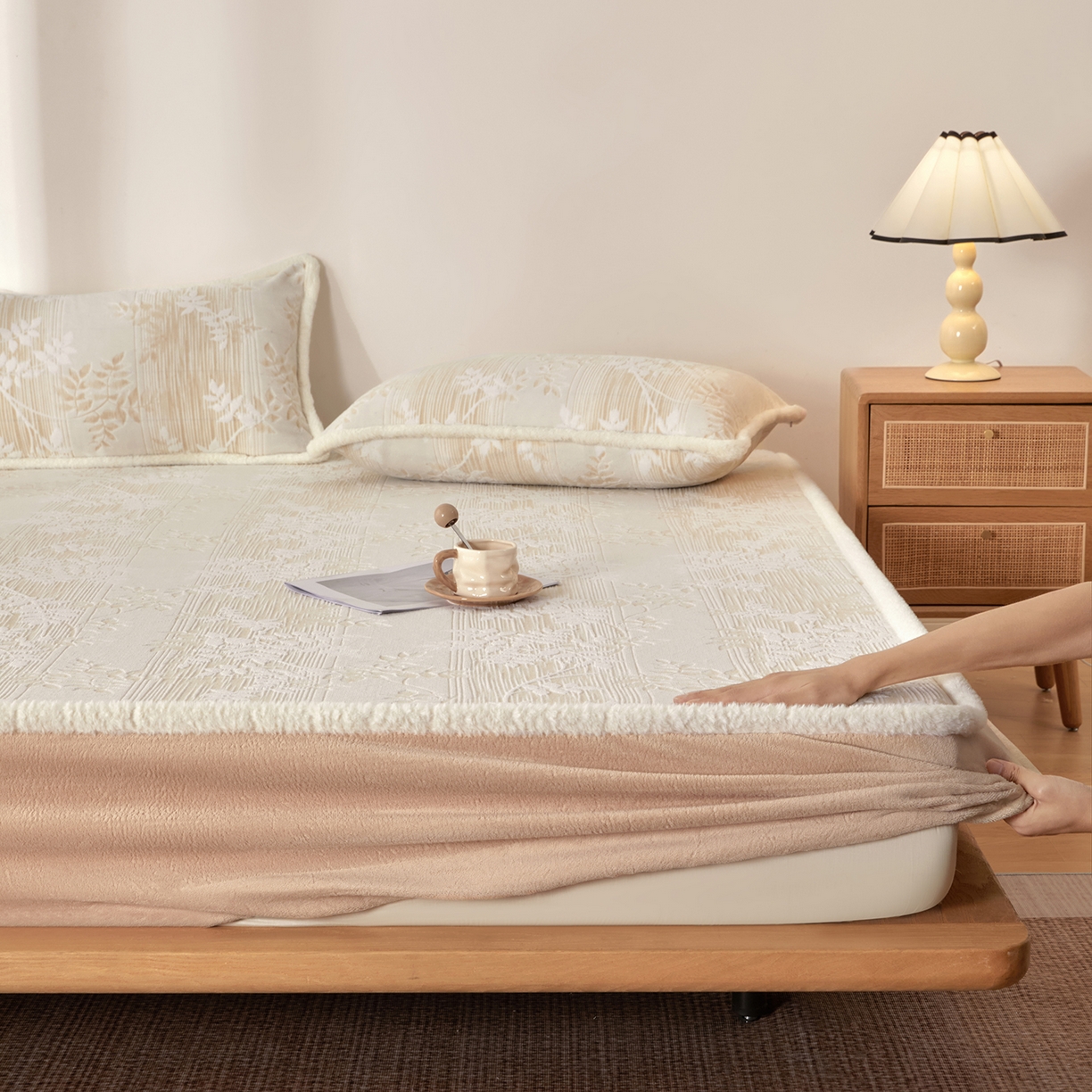 91家纺网 家纺一手货源 找家纺 绒城 2025新款高克重雕花牛奶绒单床笠床笠单件 花织